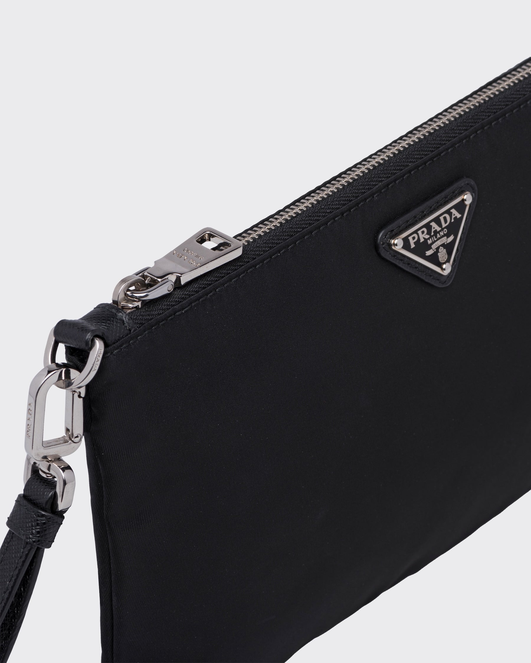 Pochette en Re-Nylon et cuir Saffiano